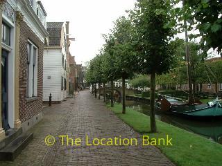 Oude dorpsstraat aan het water