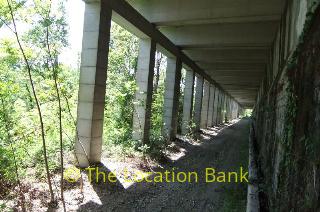 Verlaten spoorweg tunnel zonder rails