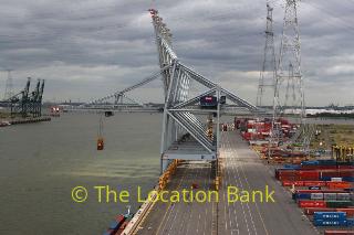 Haven met container terminal en hijskranen