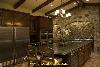 luxe keuken kookeiland marmeren plaat rvs roestvrij staal traditionele inrichting villa 