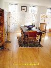 woonkamer houten vloer houten meubels rustiek