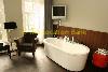 Schlafzimmer mit Badewanne