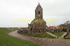 Church mit Straße dike und Friedhof
