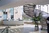 Moderne B&uuml;ro mit a designer bar und a view at a staircase und gro&szlig;es empty spaces.