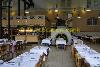 klassischal gro&szlig;es restaurant in industrial building