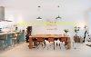 gro&szlig;es Wohnzimmer mit dining table und offene K&uuml;che