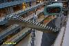 Moderne shopping mall mit Treppe escalator