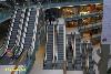 Moderne shopping mall Treppe escalator