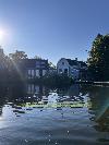 Blick aufs Haus vom Wasser mit Schilf am Ufer 