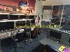 Flug Verkehr Arbeitsbereich mit mehreren Computerbildschirmen, Bürostühlen, einer Flugzeugdarstellung an der Wand und einer Karte.