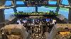 Flugzeugcockpit mit zwei Sitzen, Instrumententafeln und einer durch die Frontscheibe sichtbaren Startbahn.
