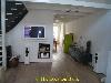 Moderne Wohnzimmer mit high ceiling