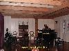 Wohnzimmer mit a piano