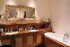 badkamer, dubbele wastafel,grote spiegel, houten meubel, ligbad