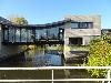 moderne woning aan het water