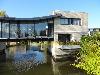 moderne woning aan het water