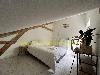 slaapkamer met originele balkenstructuur