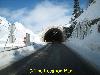 weg met Tunnel in de sneeuw