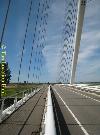 weg over eeen moderne brug